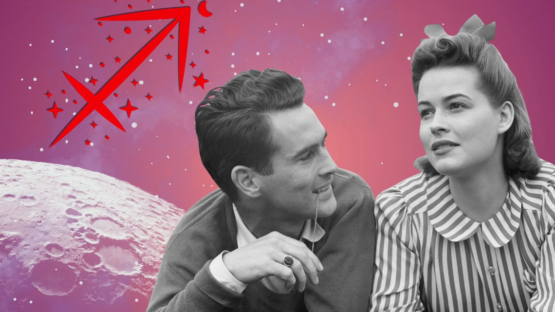 Liebeshoroskop für das Sternzeichen Schütze: llustration eines Paares vor einem pink-lilafarbenen Weltraumhintergrund mit Sternenhimmel und Mond. Links im Bild ist das rote Symbol Tierkreiszeichens Schütze. | © Getty Images/ George Marks, sceptical cactus, OyoyStudio, artist4love und kucingpink/ mohamad imron hamsyah via Canva.com [M]