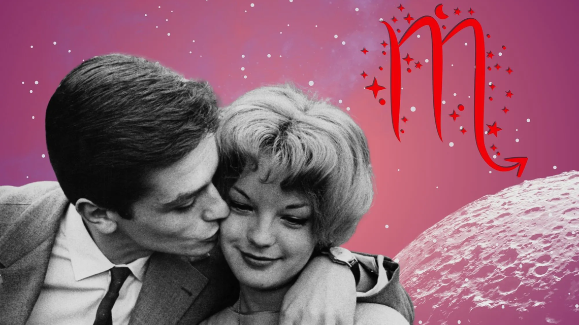 Liebeshoroskop für das Sternzeichen Skorpion: llustration eines Paares vor einem pink-lilafarbenen Weltraumhintergrund mit Sternenhimmel und Mond. Rechts im Bild ist das rote Symbol Tierkreiszeichens Skorpion. | © Getty Images/ Keystone Features, sceptical cactus, OyoyStudio, artist4love und kucingpink/ mohamad imron hamsyah via Canva.com [M]